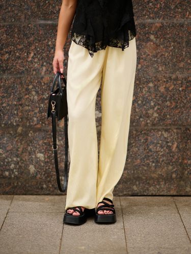 Широкие летние брюки желтого цвета на резинке