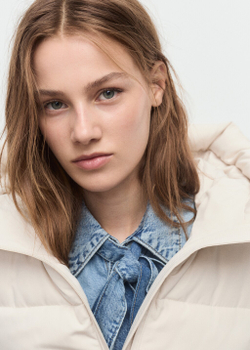 Длинная стеганая куртка с капюшоном