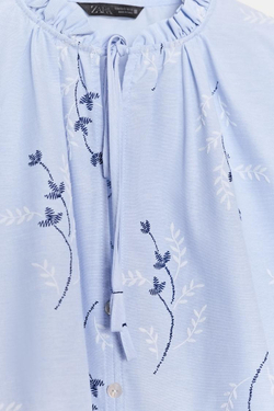 ZARA БЛУЗА С ВЫШИВКОЙ И ПРИНТОМ, СИНИЙ/БЕЛЫЙ