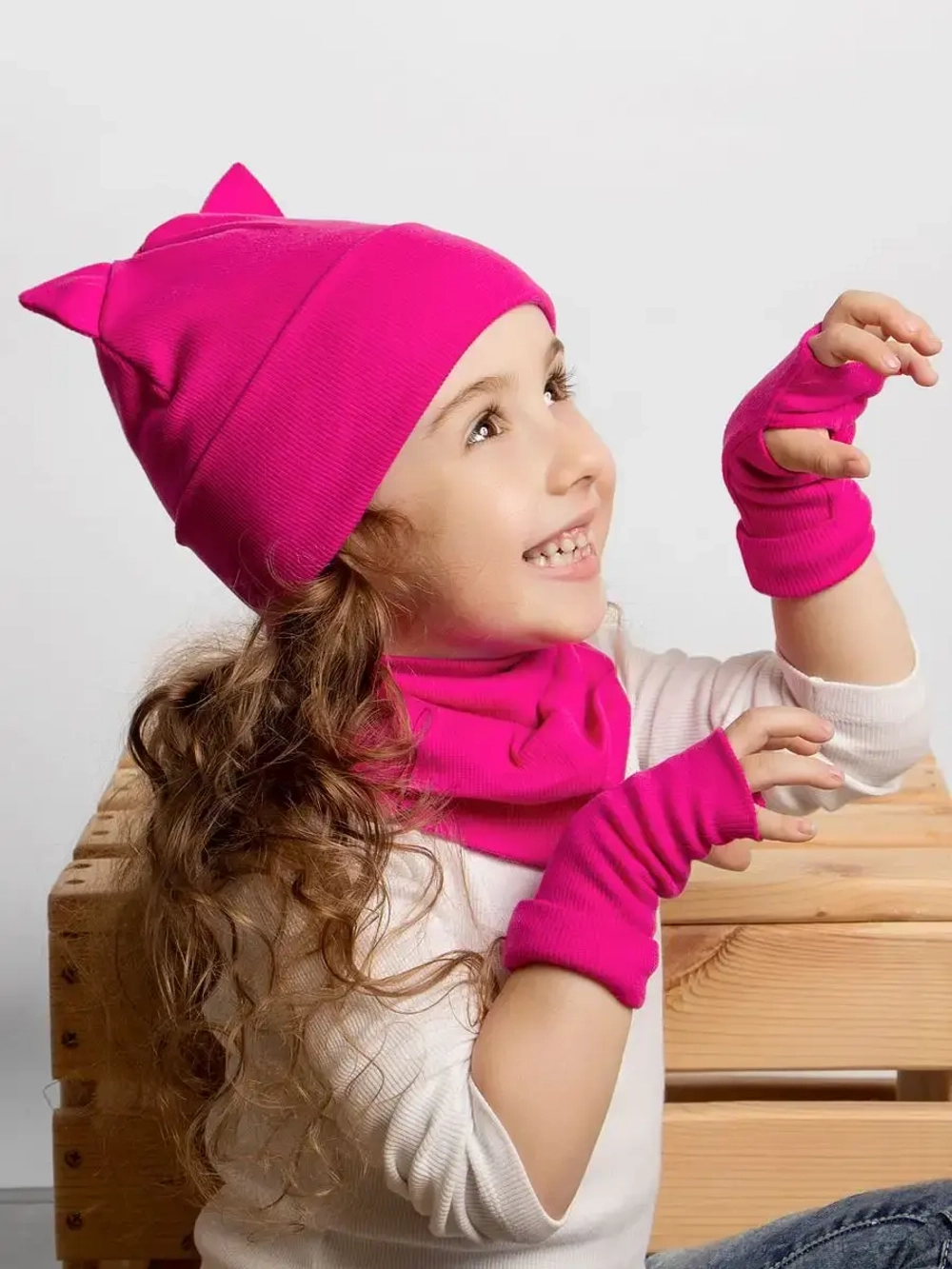 Шапка для девочки осенняя с митенками и снудом