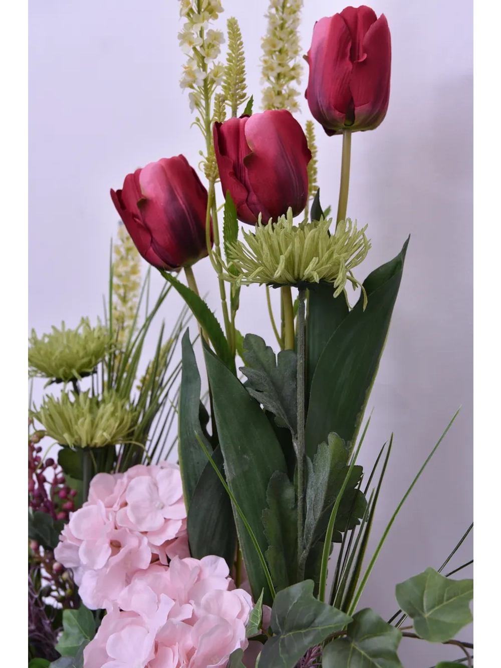 Напольная композиция из искусственных растений и цветов