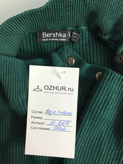 Платье Bershka лапша по фигуре в насыщенном изумрудном оттенке 42 размер
