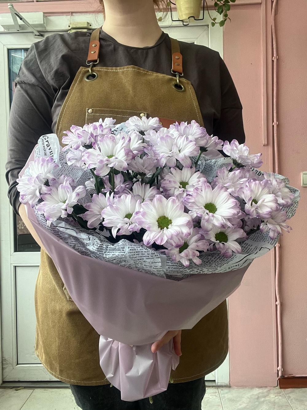 Букет из сиреневых ромашковых хризантем