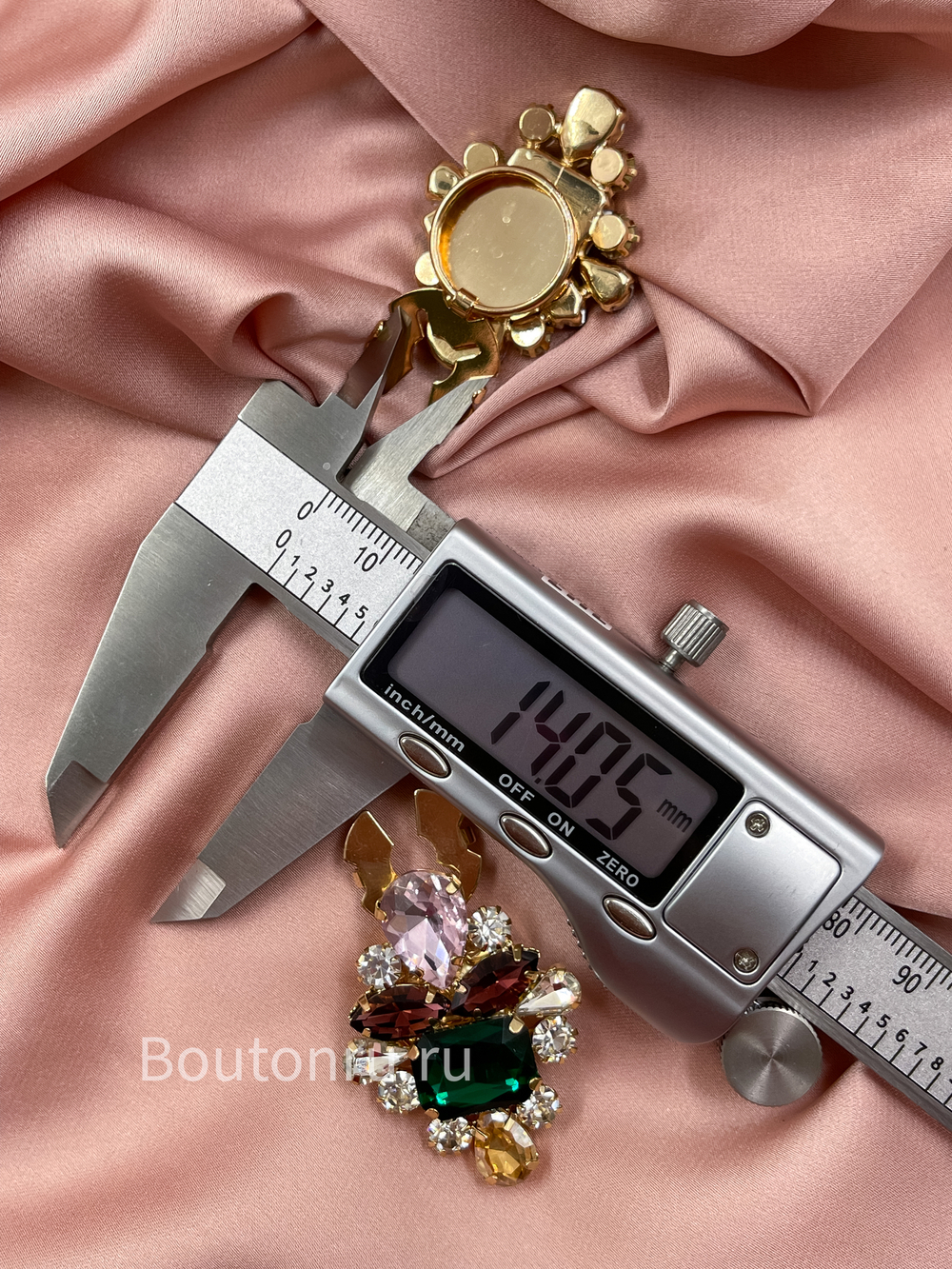 Накладка на пуговицу золотистая с разноцветными стразами (клипсы)