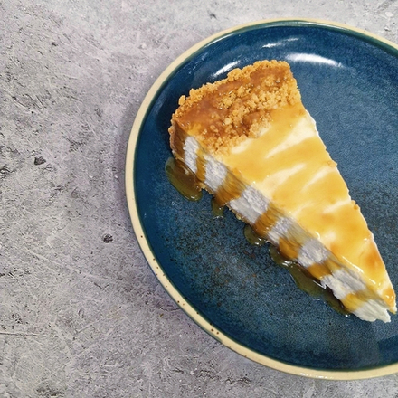 Чизкейк Нью-Йорк с карамелью и миндалем