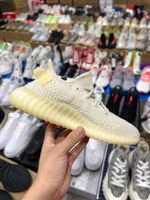 Купить в Москве кроссовки  adidas Yeezy Boost 350 V2