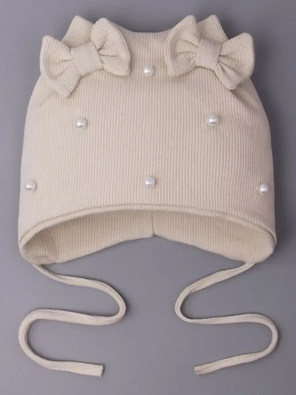 Шапка для девочки осенняя на завязках с бусинами