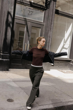 ZARA ФУТБОЛКА В РУБЧИК С РАСКЛЕШЕННЫМИ РУКАВАМИ, ШОКОЛАЛНЫЙ