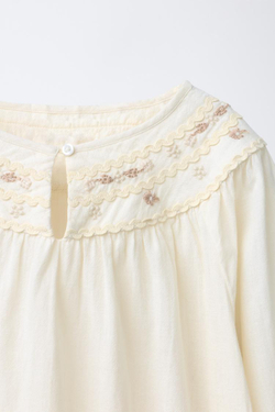 ZARA ПИЖАМА С ВЫШИТЫМИ ЦВЕТАМИ, ЭКРЮ