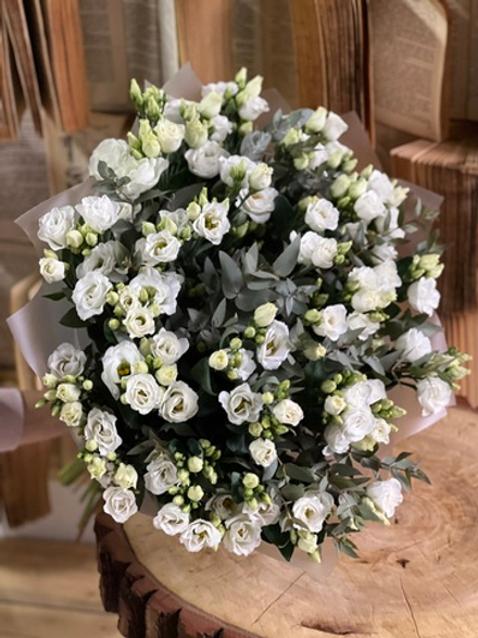 Нежный лизиантус и эвкалипт в роскошном монобукете