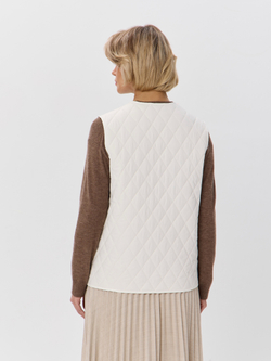 Легкий стеганый жилет с накладными карманами