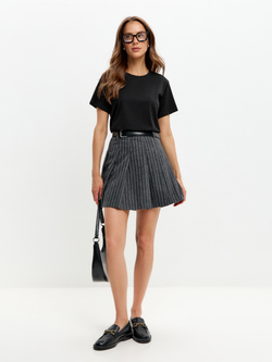 Классическая базовая футболка полуприлегающего силуэта