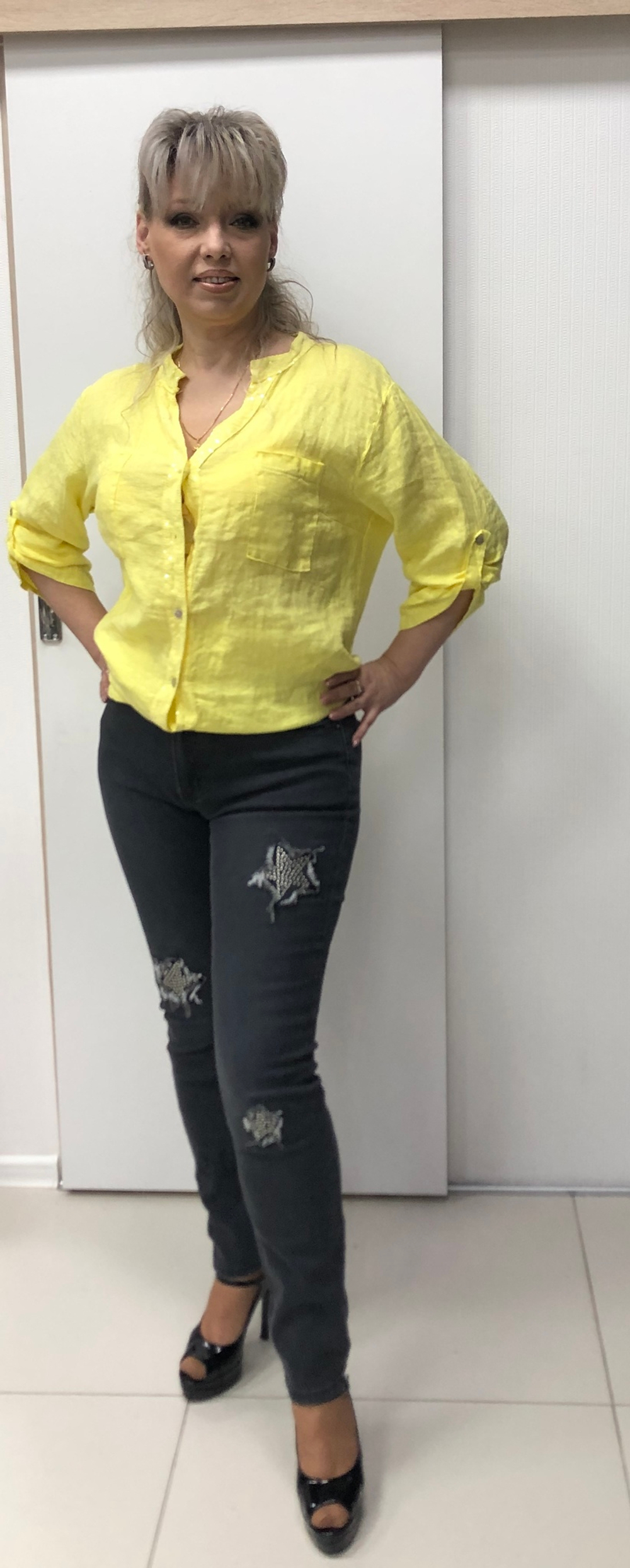 Серые зауженные джинсы со "звездами"