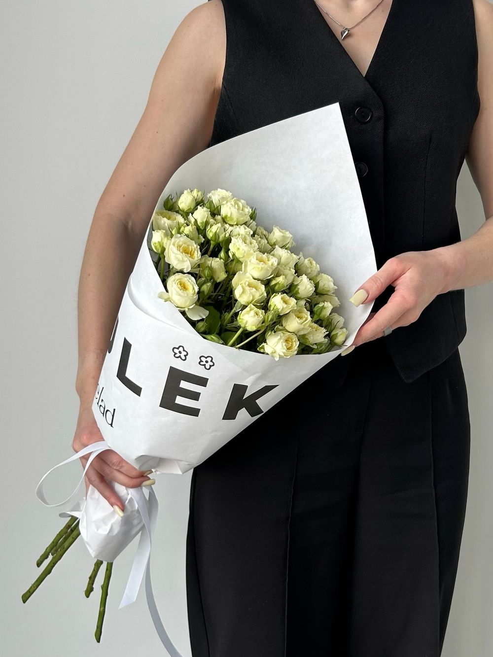 Кулек из кустовых роз в светло-желтом оттенке