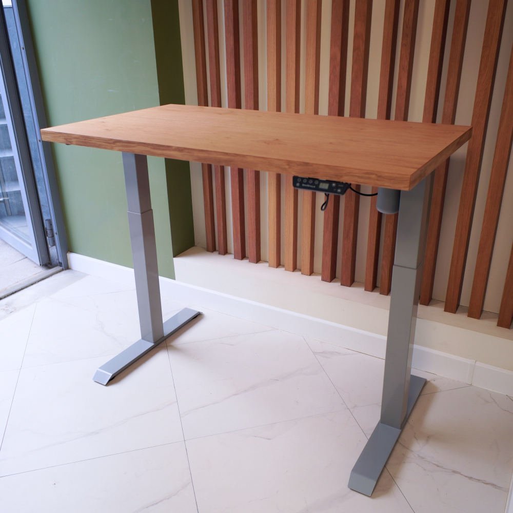 Регулируемый компьютерный стол Motor UP с регулировкой по высоте — столешница МДФ дуб европейский