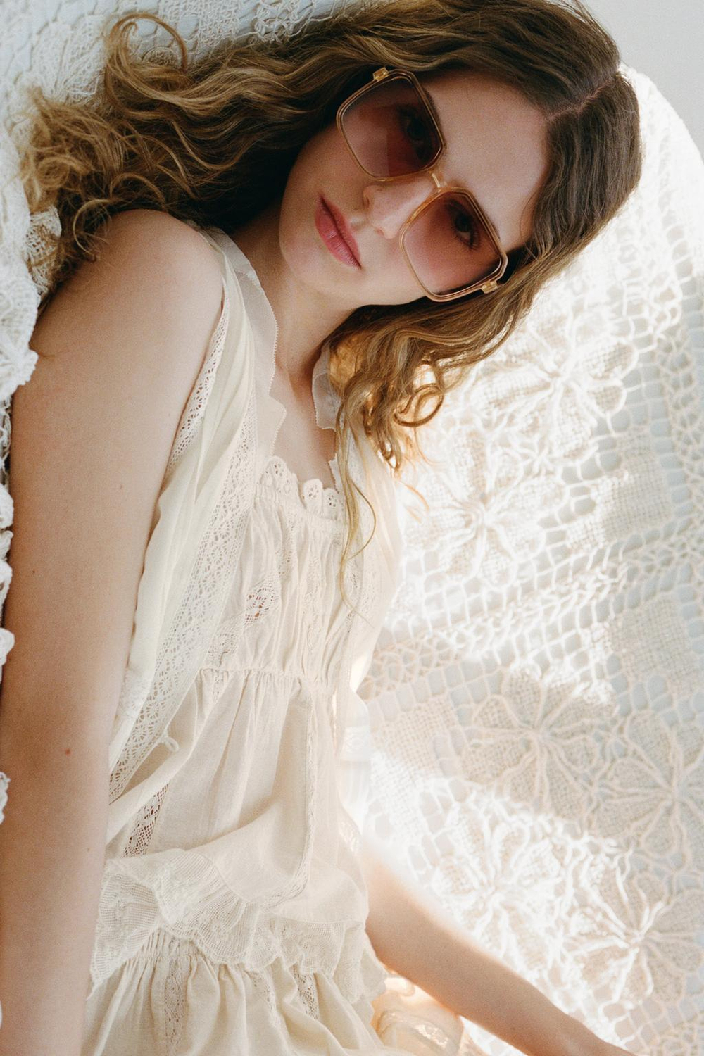 ZARA ТОП С ЭЛАСТИЧНОЙ ДЕТАЛЬЮ И ВЫШИВКОЙ, РОЗОВАТЫЙ