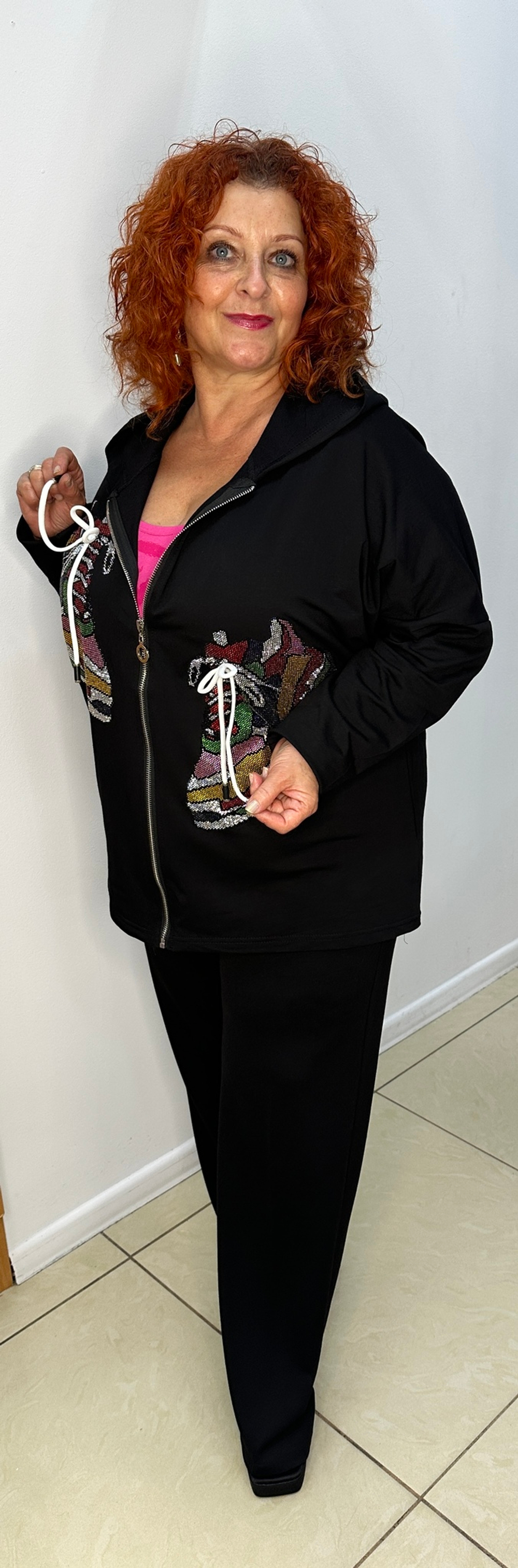 Черный жакет-бомбер со стразовыми кедами