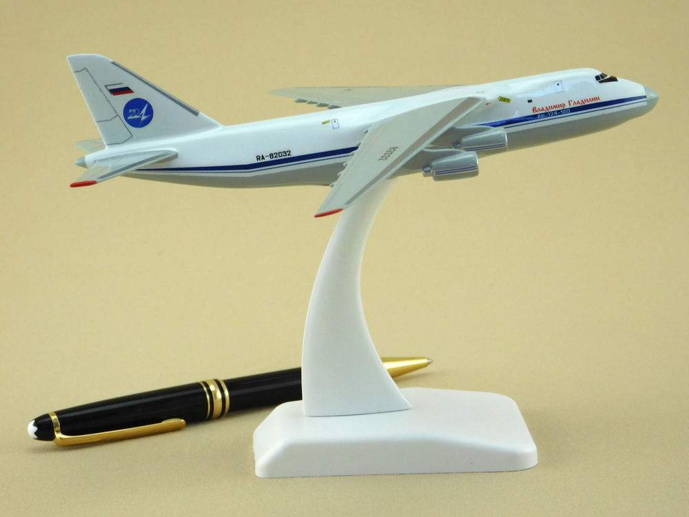 Модель самолета Ан-124-100 (М1:400, ВВС России, RF-82032, Владимир Гладилин)