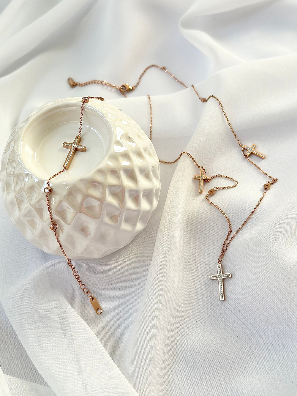 Цепь тонкая с кристаллами с крестом со стразами, оттенок розовое золото