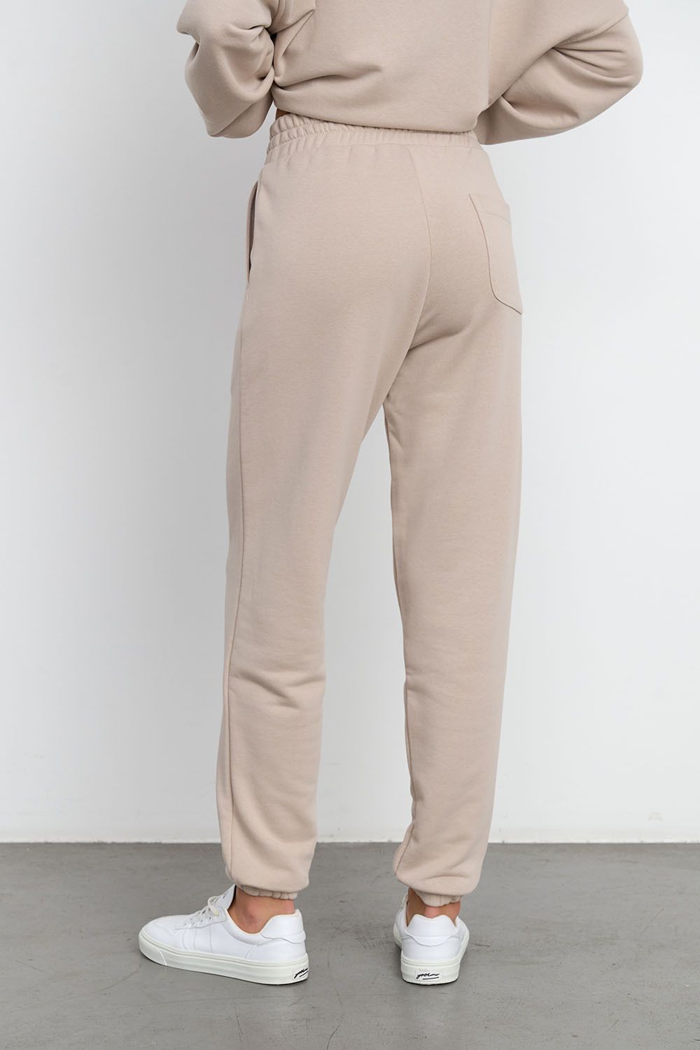 Свободные джоггеры без начеса из премиум футера серо-бежевого цвета