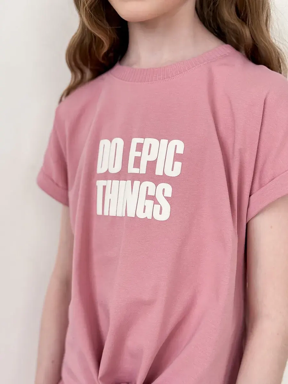 Розовый костюм для девочки на лето