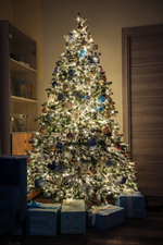 Дизайнерская заснеженная ель «Зимнее кружево»