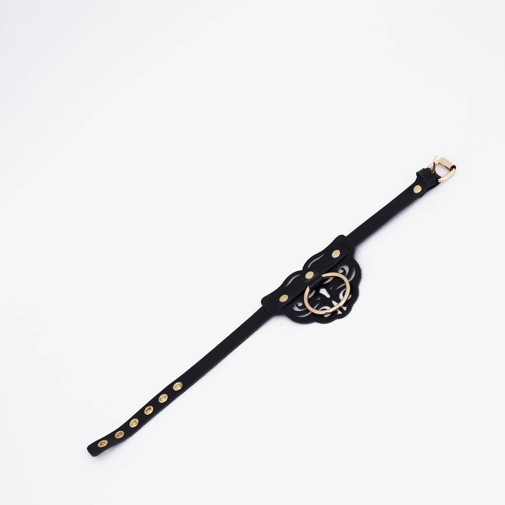 Черный фигурный кожаный ошейник с золотистой фурнитурой