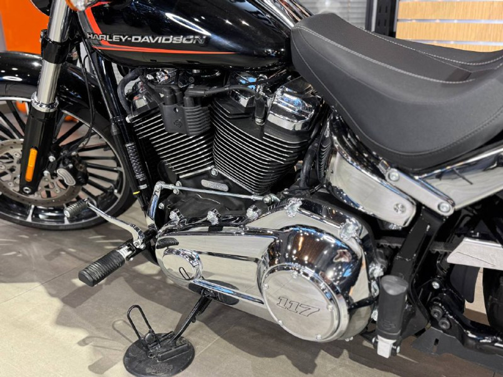 Harley-Davidson BREAKOUT 117 (Vivid Black) с НДС