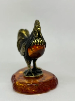 Бронзовая статуэтка на янтаре