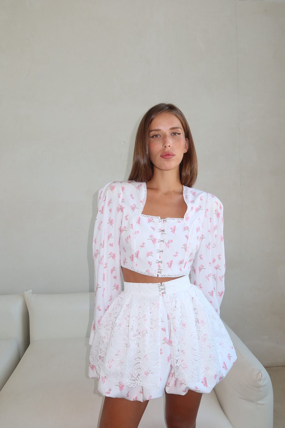 Укороченная блуза с розовым цветочным принтом