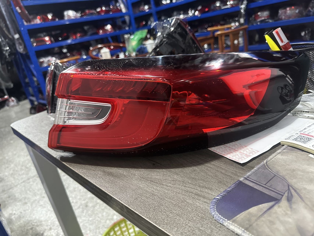 Задний правый внешний фонарь на Honda UR-V (оригинал,)