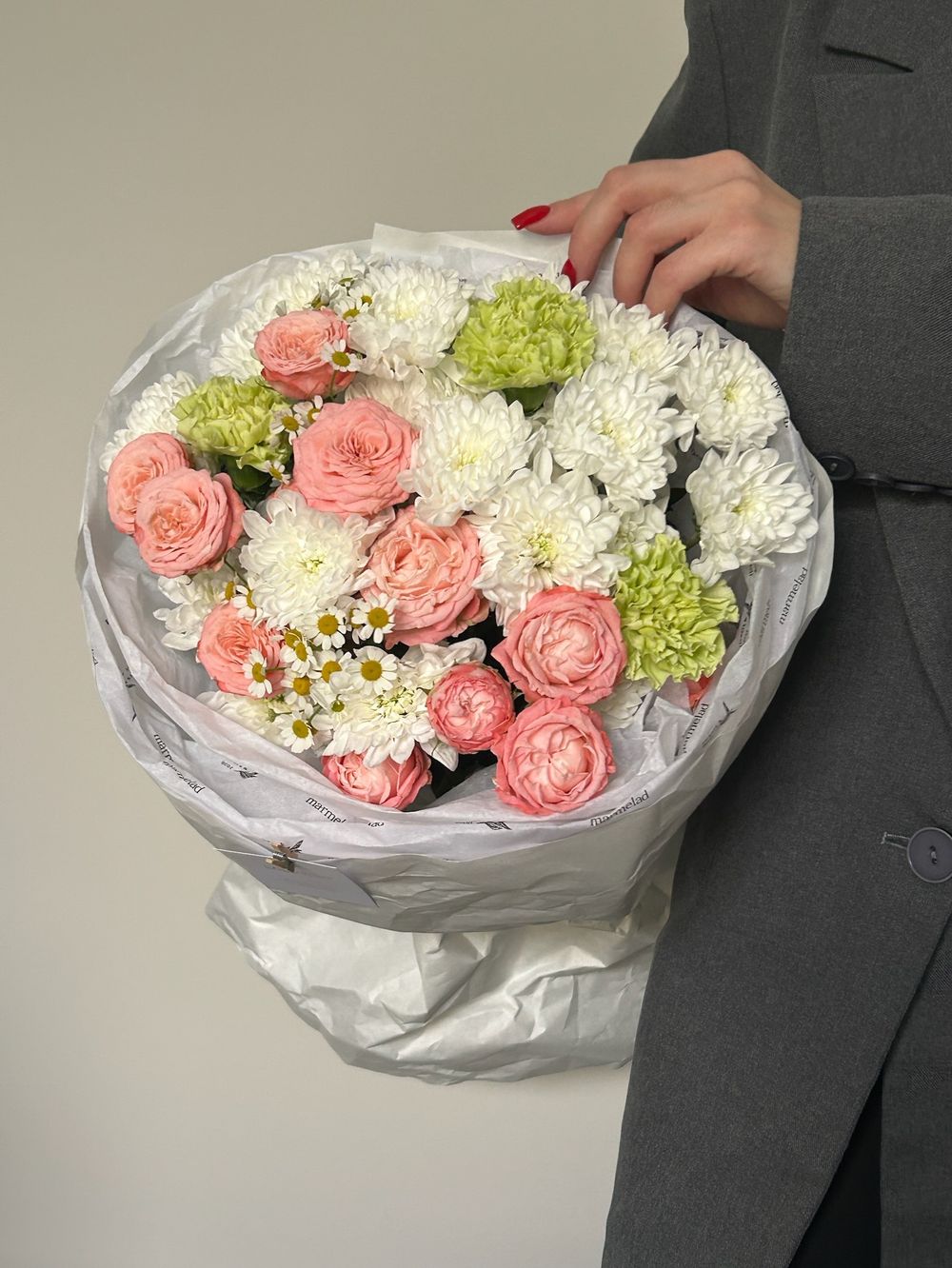 Букет из кустовых пионовидных роз, ромашки, хризантемы и диантусов