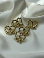 Пуговицы золотистые крендельки-сердечки со стразами