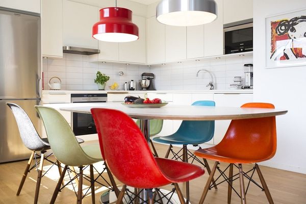 Есть ли место на дизайнерской кухне современным пластиковым стульям?