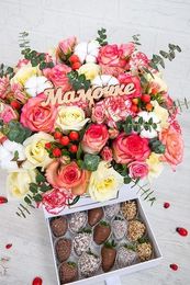 Шкатулка с цветами и клубникой в бельгийском шоколаде