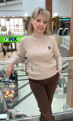 Джемпер под "лапшу" с буквой R