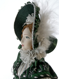 Кукла фарфоровая коллекционная Дама с муфтой и в капоре