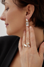 Кольцо безразмерное два прозрачных кристалла-прямоугольника и кубик в золотой рамке