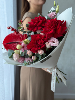 Яркий букет из красных французских роз, пионовидных кустовых роз, эустомы и зелени от Флора Маркет