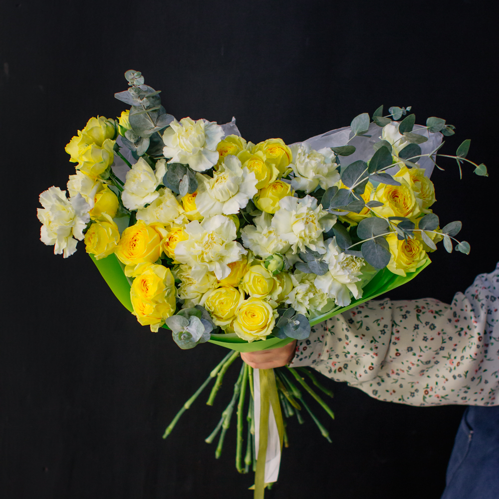 40. Лимонный букет с розами и диантусами