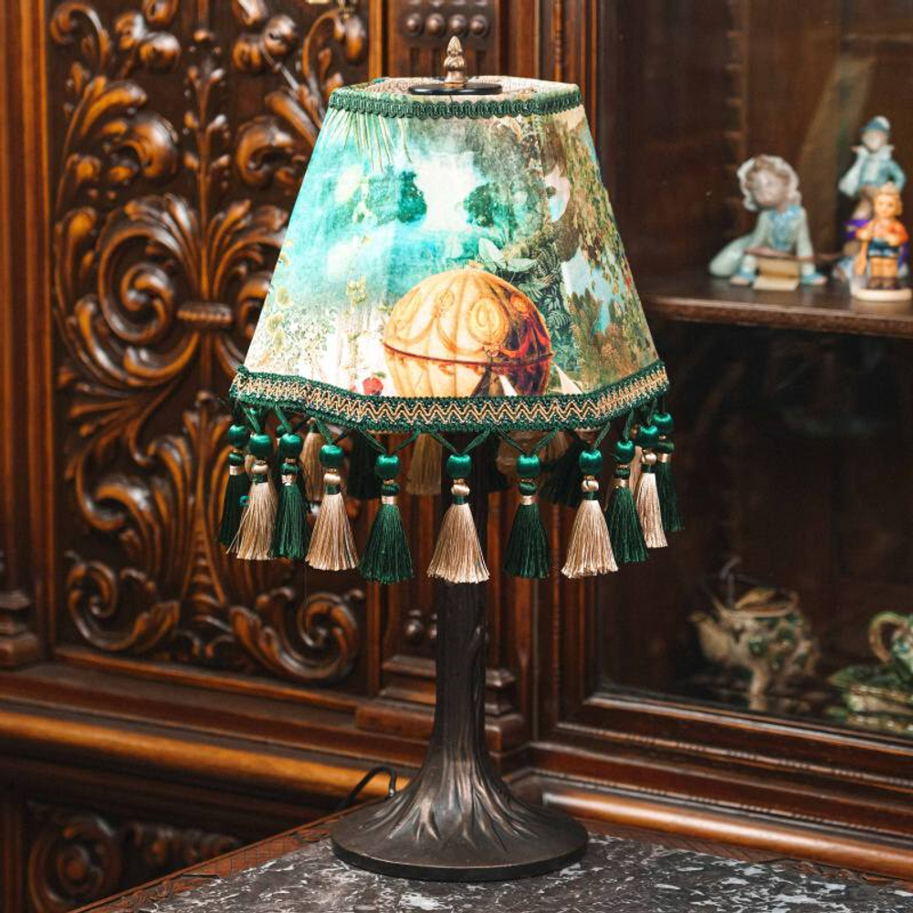 Настольная лампа с декоративным абажуром