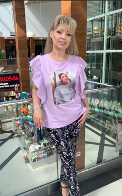 Футболка с креативным изображением и оборкой