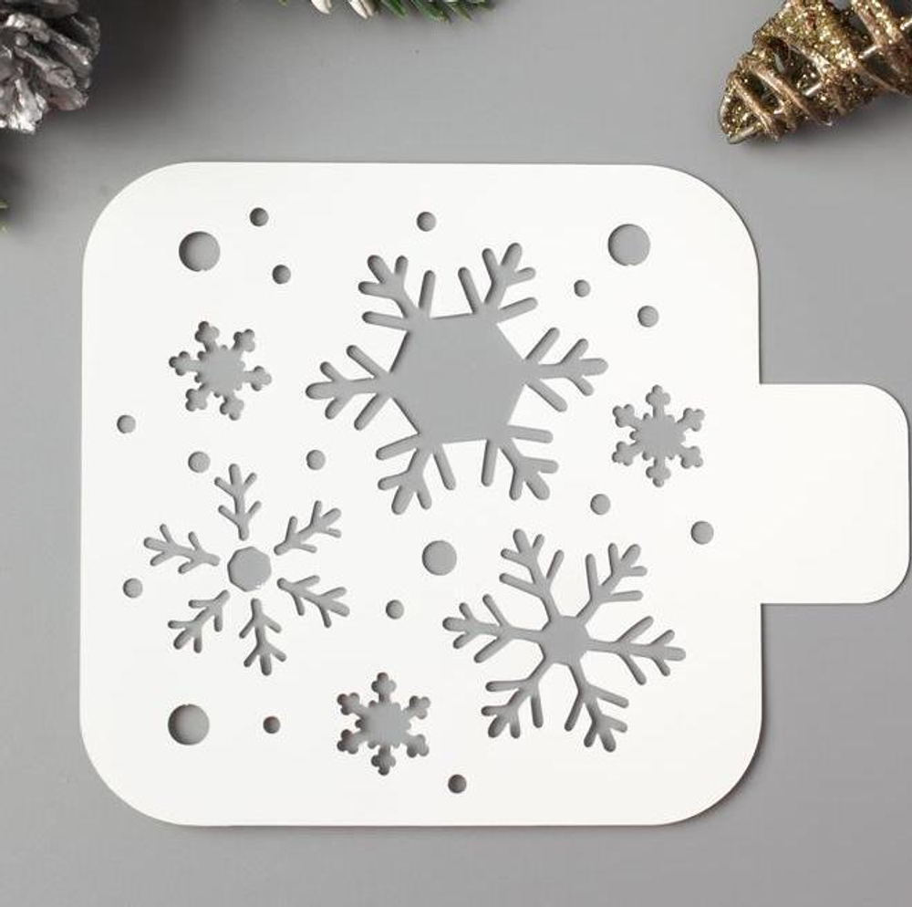 Трафарет пластик "Снежинки" 9х9 см