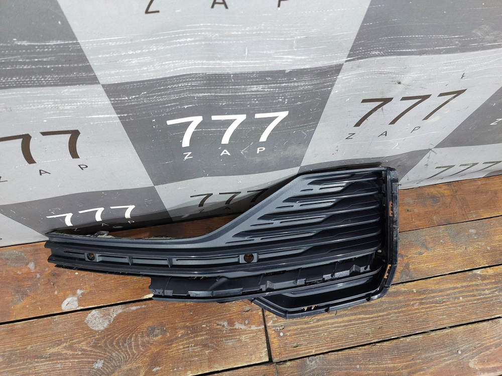 Накладка Решетка переднего бампера левая Geely Monjaro 21-нв Б/У Оригинал 6010177600