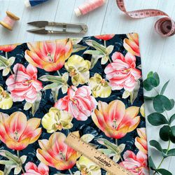 Ткань лён живые садовые цветы и орхидеи на чёрном фоне