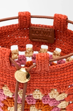 Loewe Сумка-мешок Patch Crochet на шнурке из телячьей кожи и рафии, ярко-оранжевый/розовый