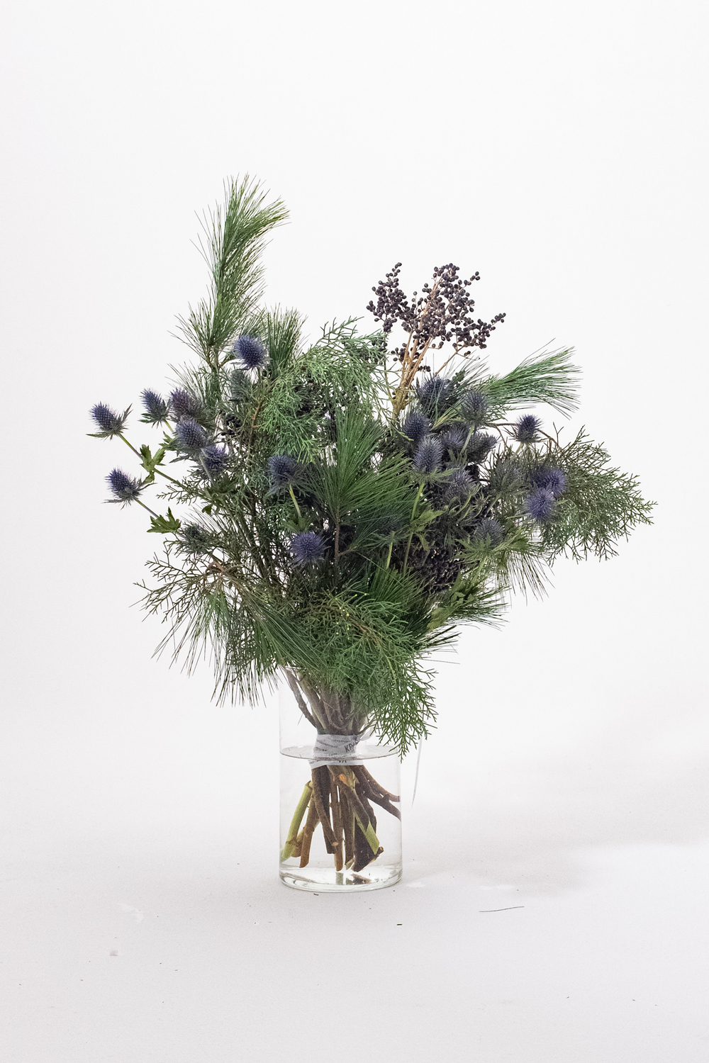 роскошный букет с хвоей в синей гамме заказать