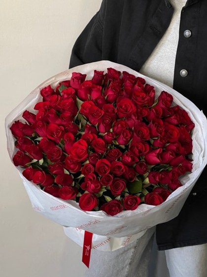 Букет 101 красная роза в оформлении