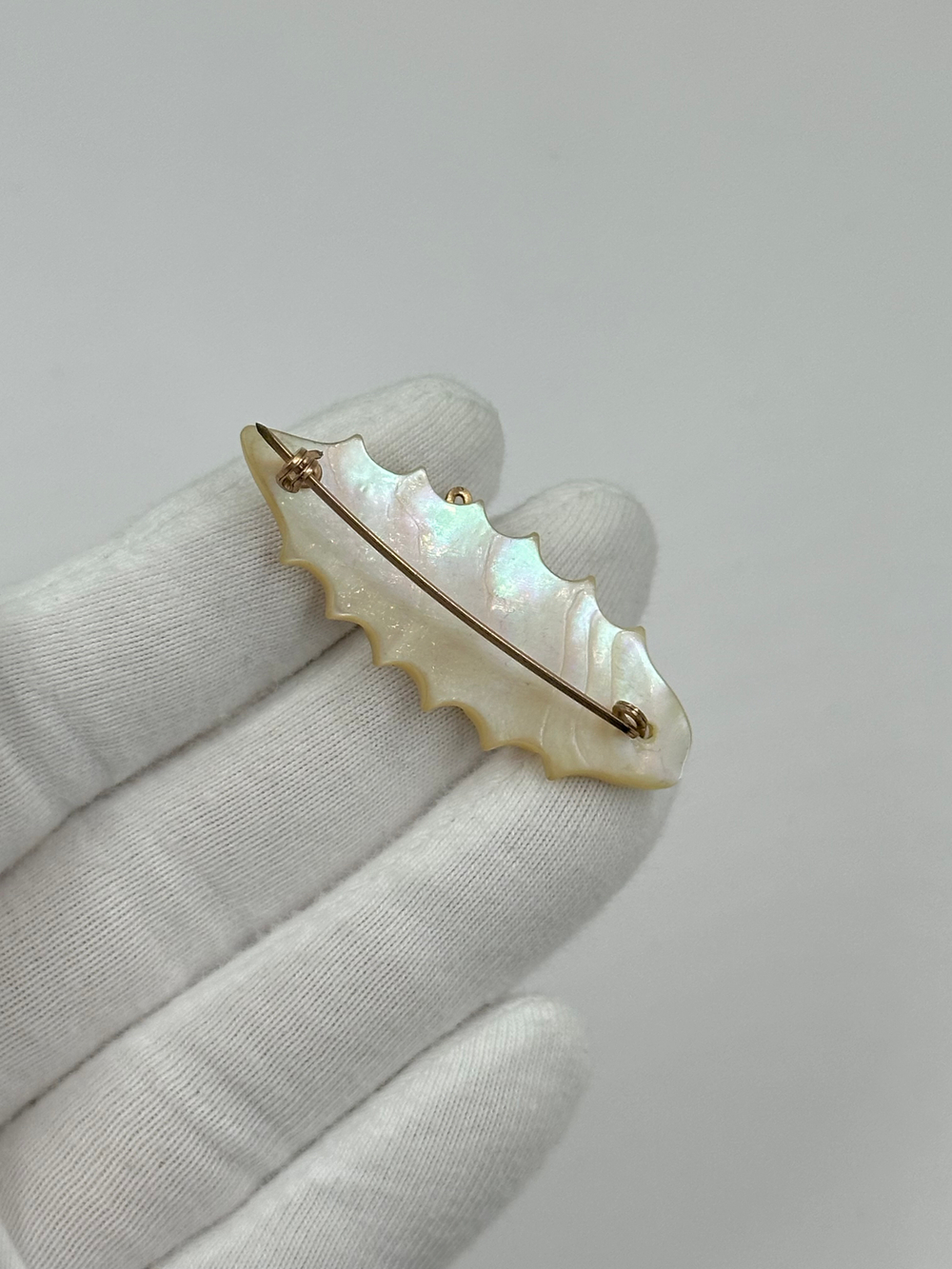 Брошь с перламутром Mother