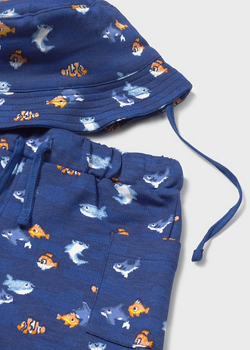 футболка с шортами и панамкой